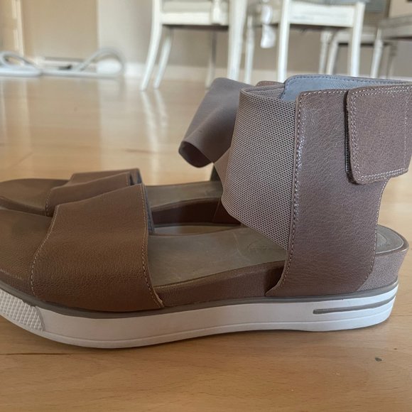 Women's Eileen Fisher Sandals Leather and Mesh with Velcro strap 7 1/2 US Tan - Picture 2 of 4